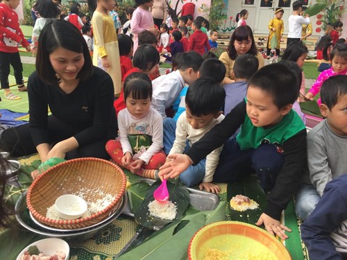 Hoạt động   Gói bánh chưng ngày tết  của cô và trẻ trường mầm non Việt Hưng.